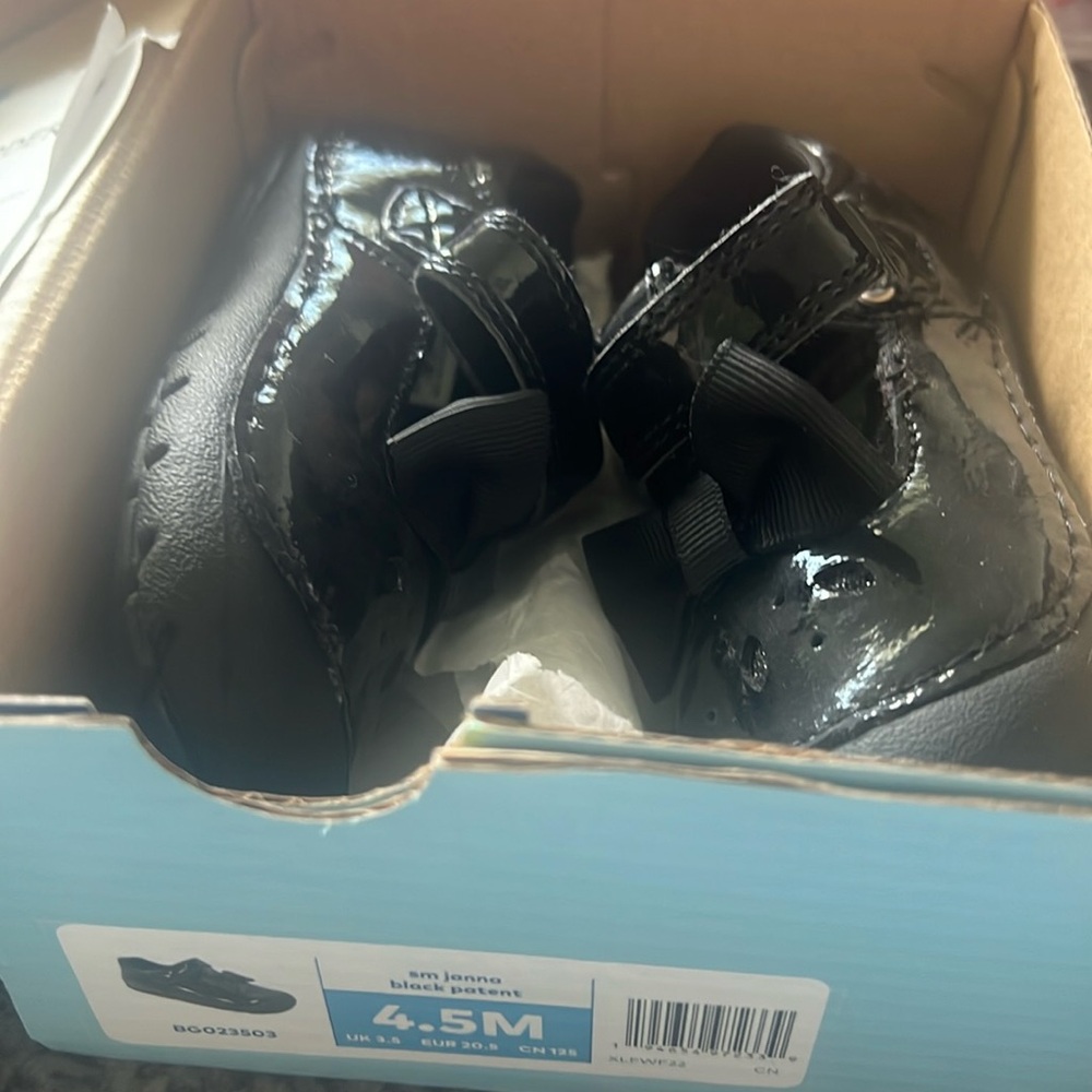 Stride rite patent shoe's with bow